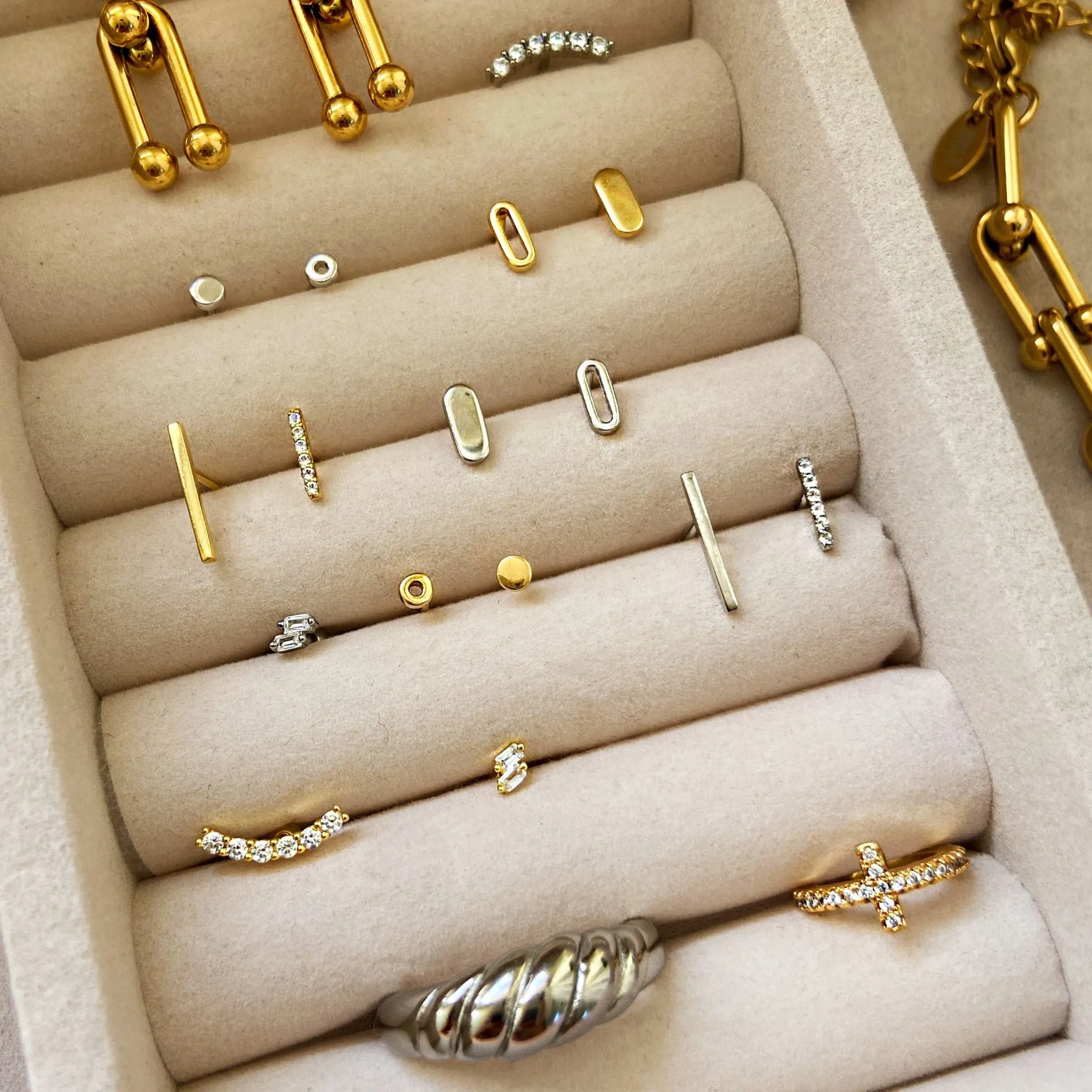 ELLIPSE STUDS