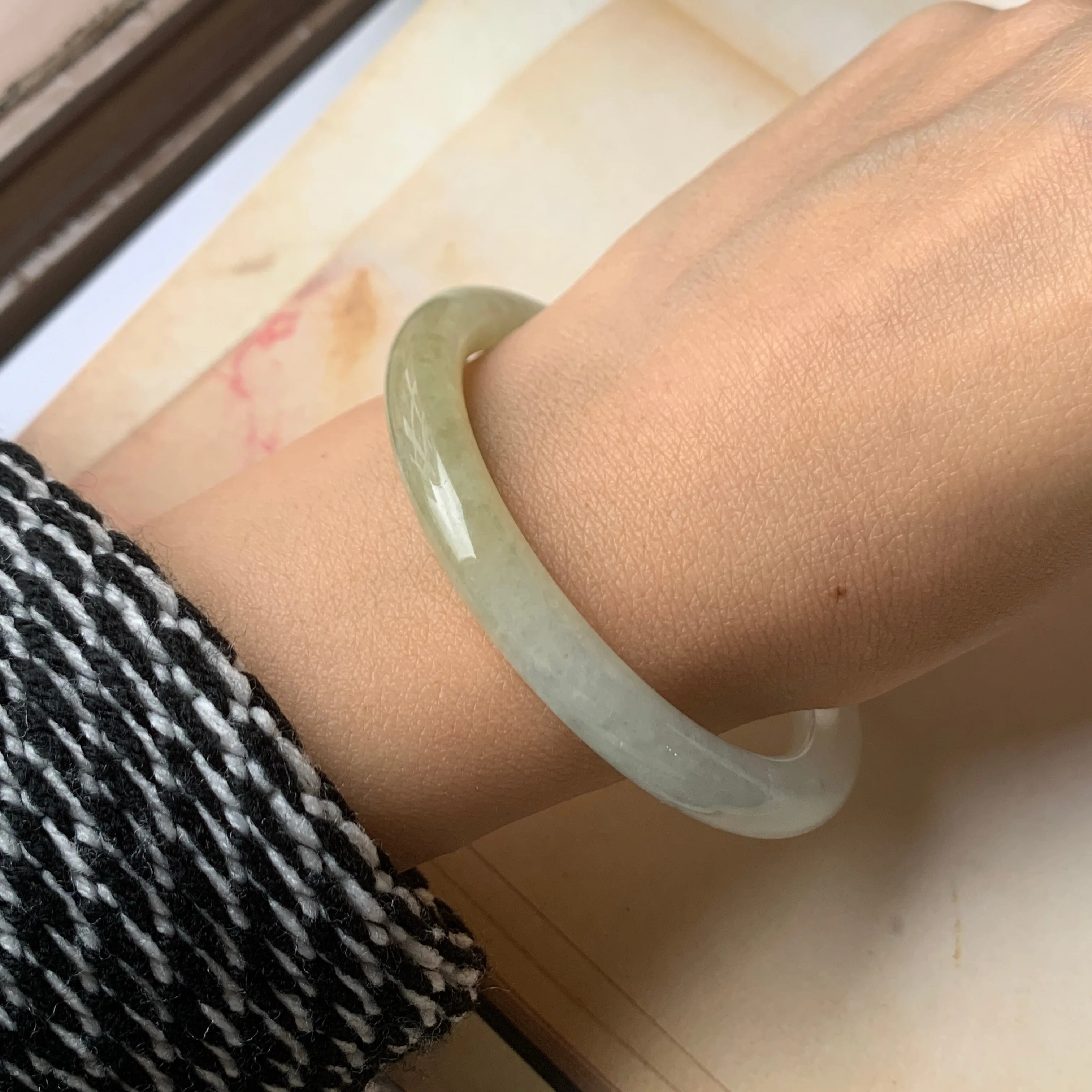 SOLD OUT: 55.7mm A-Grade Natural Duo Tone Jadeite Traditional Round Bangle No.151921