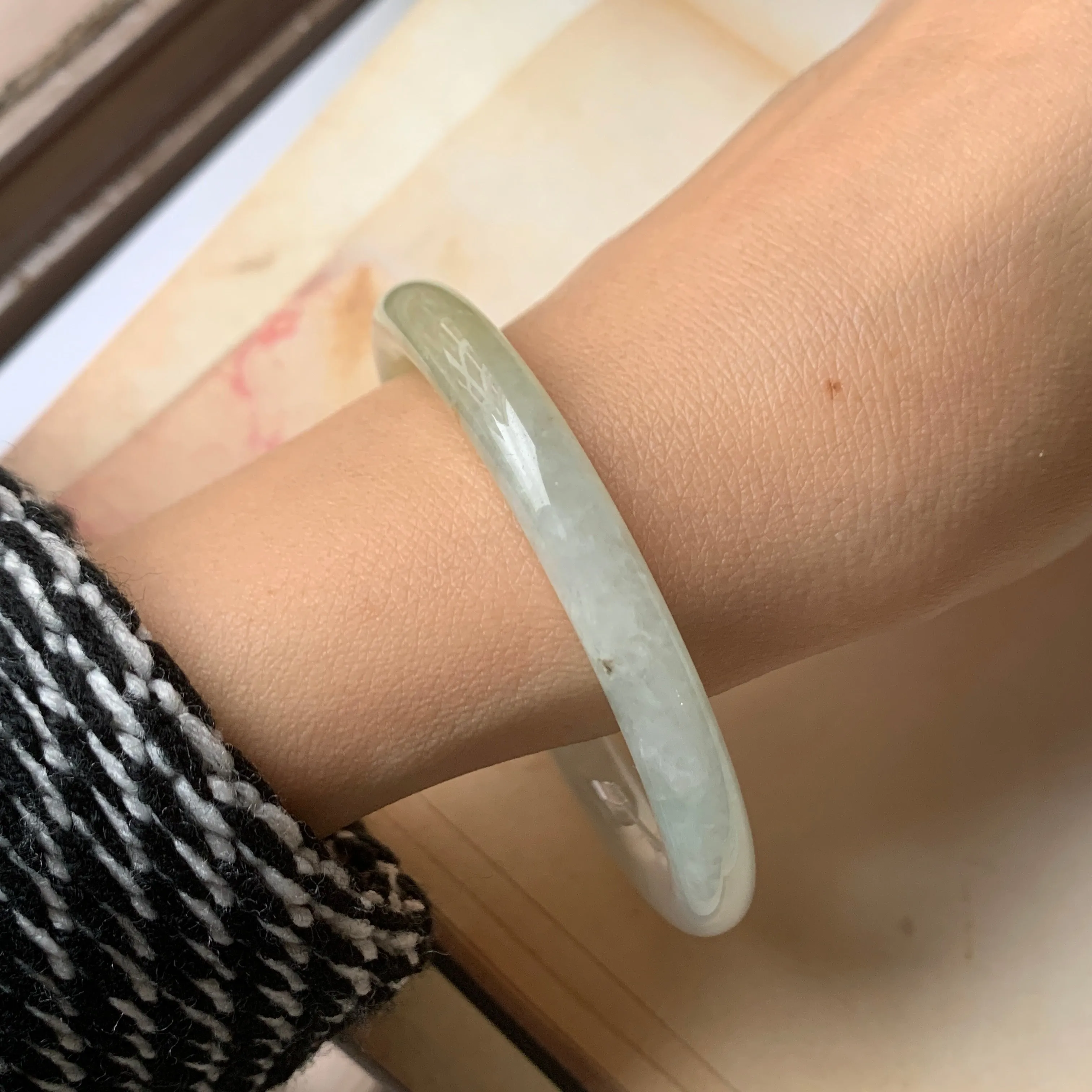 SOLD OUT: 55.7mm A-Grade Natural Duo Tone Jadeite Traditional Round Bangle No.151921