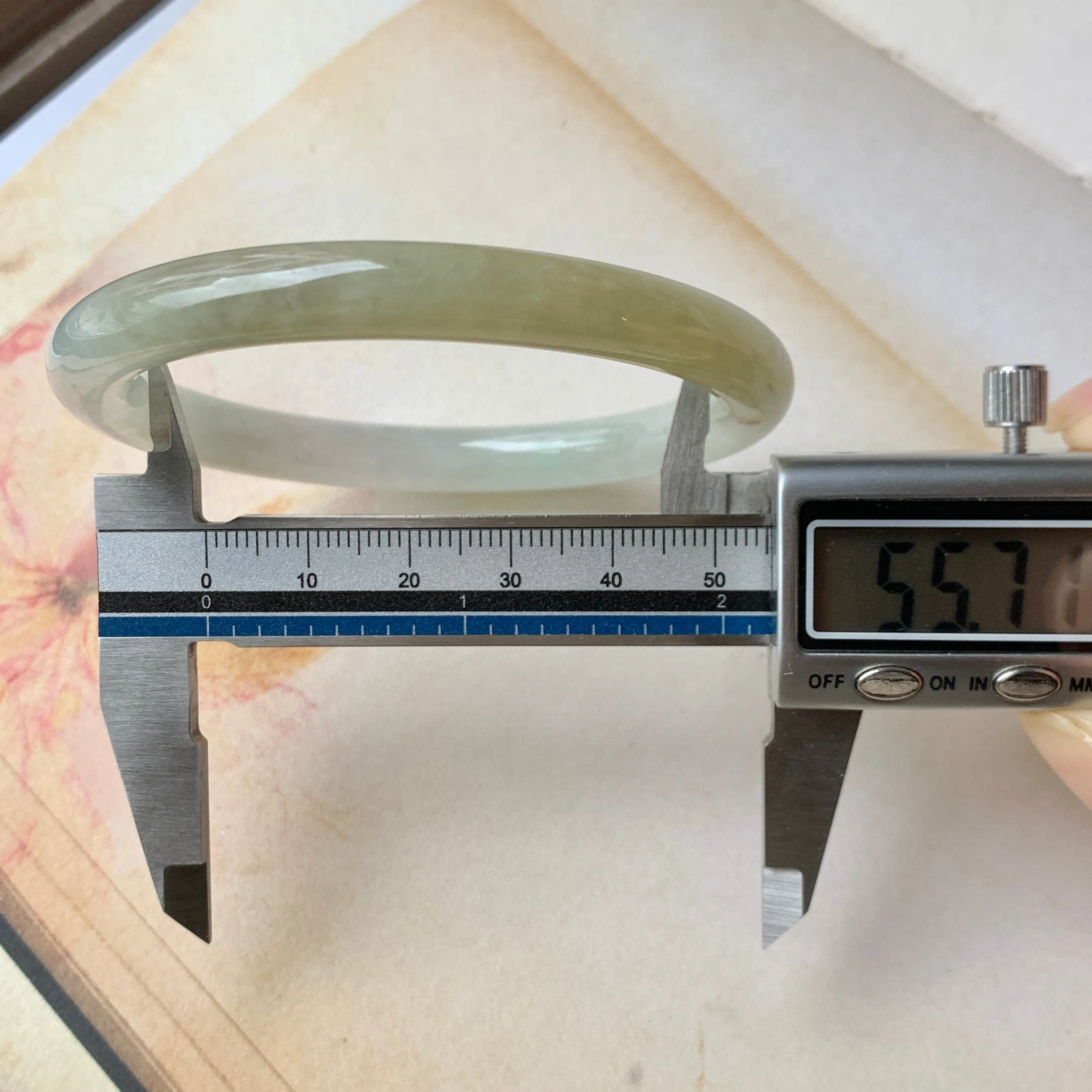 SOLD OUT: 55.7mm A-Grade Natural Duo Tone Jadeite Traditional Round Bangle No.151921