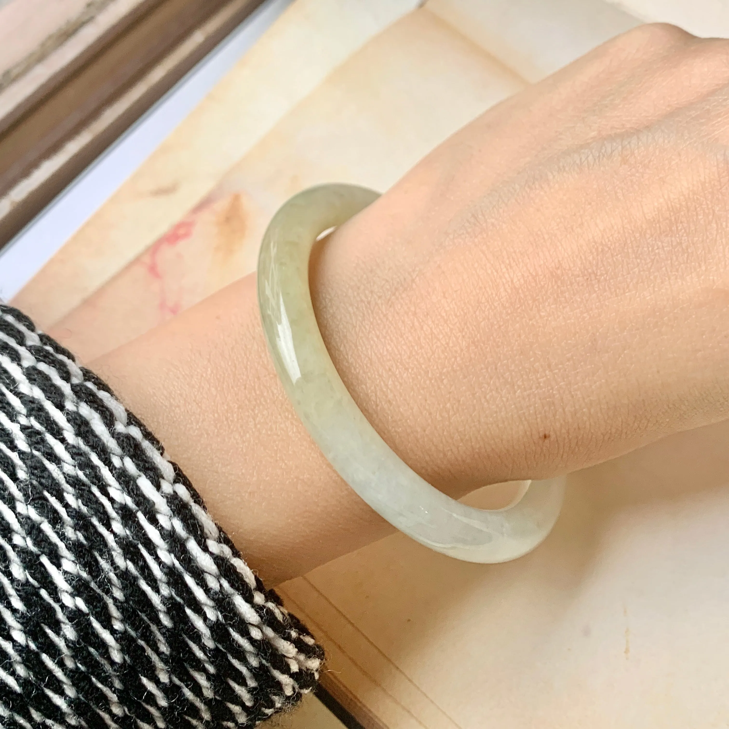SOLD OUT: 55.7mm A-Grade Natural Duo Tone Jadeite Traditional Round Bangle No.151921